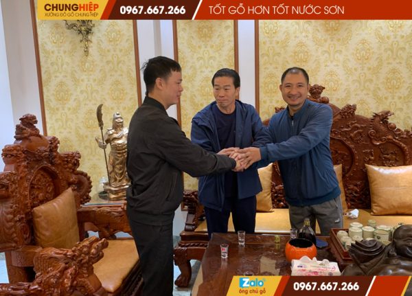 Ông chủ Chung và Ông chủ Hiệp bắt tay vui vẻ cùng bác khách Bắc Ninh