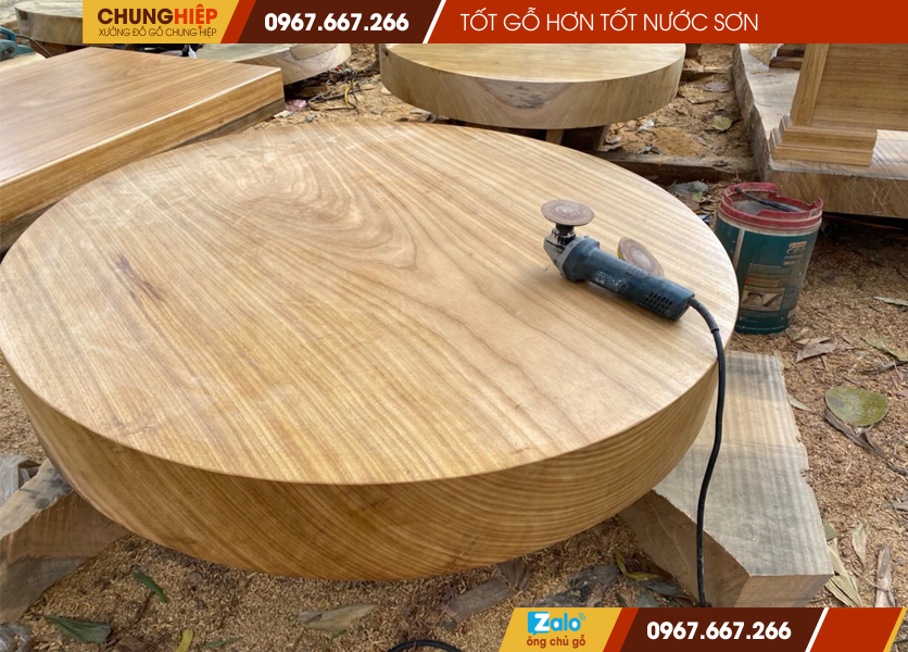 Vân gỗ giữa các mặt liền mạch của tấm bàn tròn nguyên khối gỗ gõ đỏ