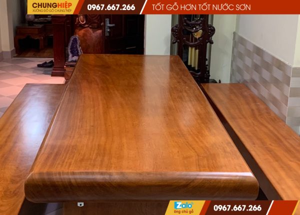 Mặt bàn nguyên khối bộ bàn ghế K3 gỗ gõ đỏ của Xưởng gỗ Chung Hiệp